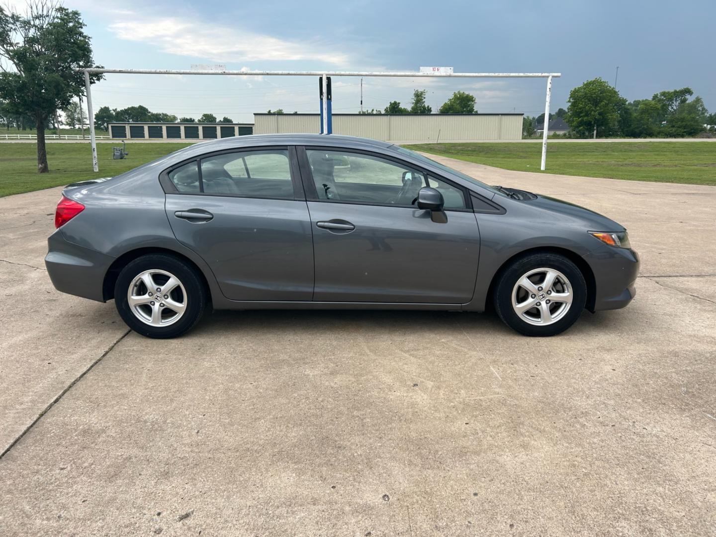 2012 GRAY /Gray Honda Civic CNG Sedan 5-Speed AT (19XFB5F56CE) with an 1.8L L4 SOHC 16V CNG engine, 5-Speed Automatic transmission, located at 17760 Hwy 62, Morris, OK, 74445, (918) 733-4887, 35.609104, -95.877060 - Photo#3